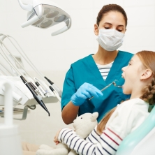 Thu dọn dụng cụ đã qua sử dụng, lau chùi và khử khuẩn ghế nha